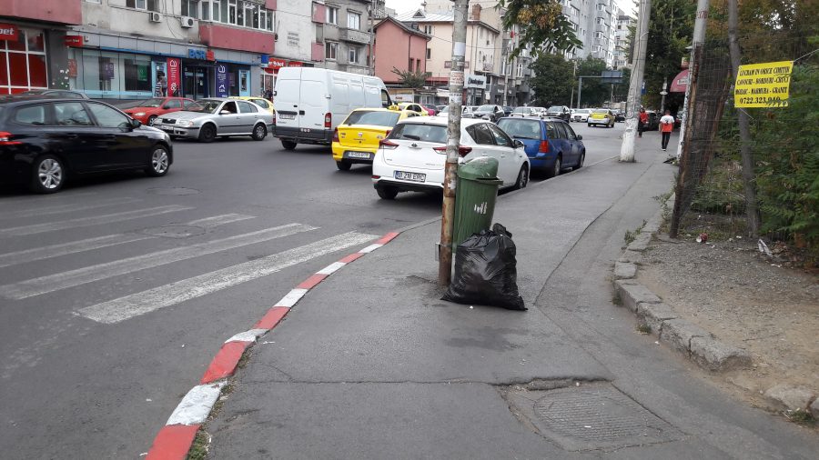 Saci de gunoaie pe strada in Bucuresti, sectorul 5.