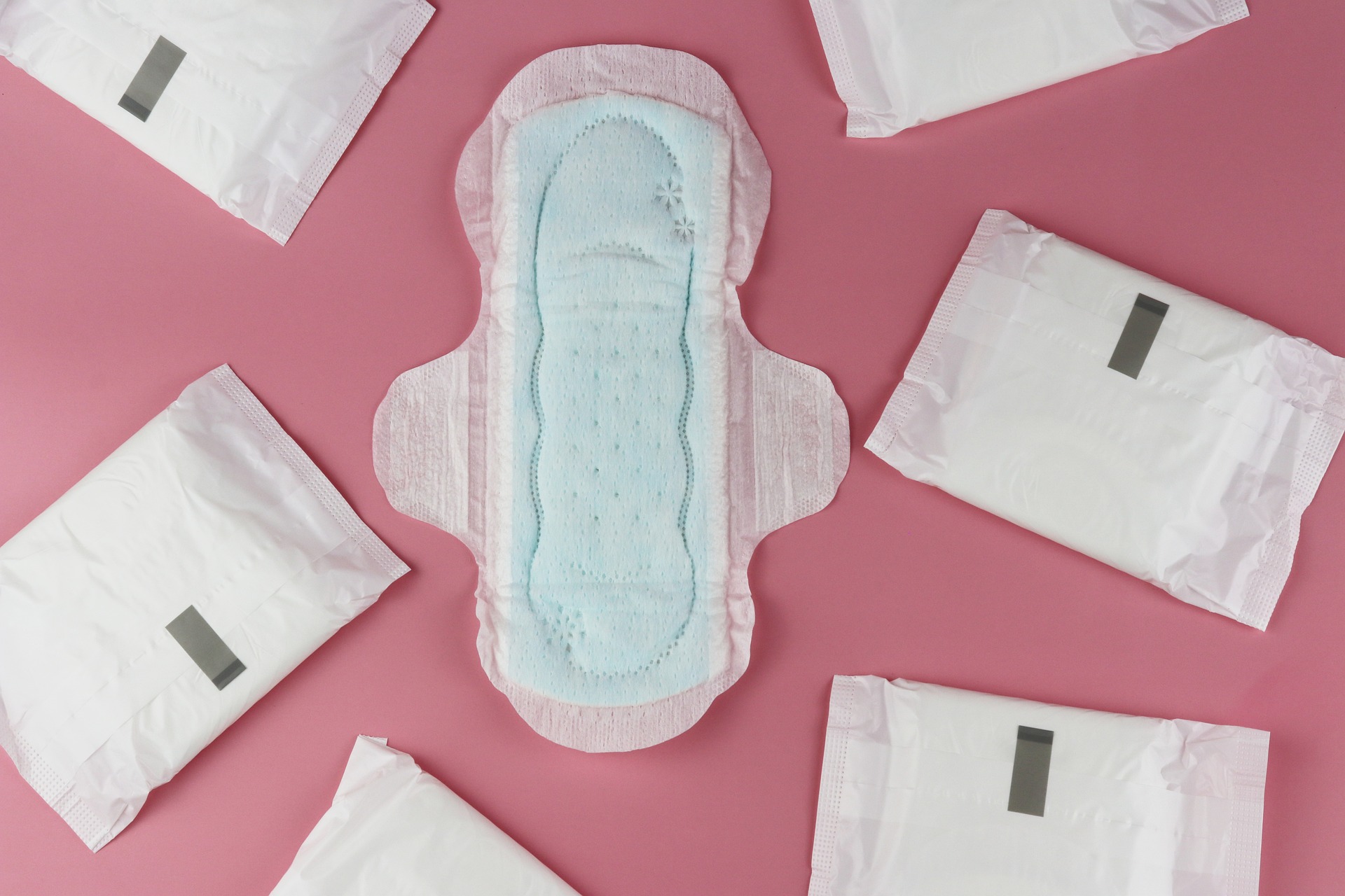 Cinci școli din Sectorul 5 nu au primit niciodată produsele de igienă menstruală promise din 2022. Cauza: Haosul din Consiliul Local