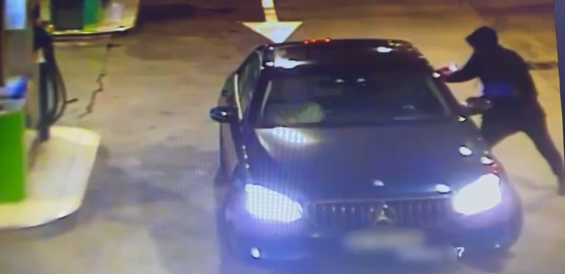 VIDEO | Cum pleacă un hoţ cu Mercedesul de la pompă. Cursa cu maşina furată s-a oprit în intersecţie la Izvorul Rece