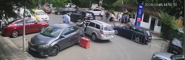 Două clanuri s-au bătut în fața Spitalului Universitar/ Foto: Captură de ecran