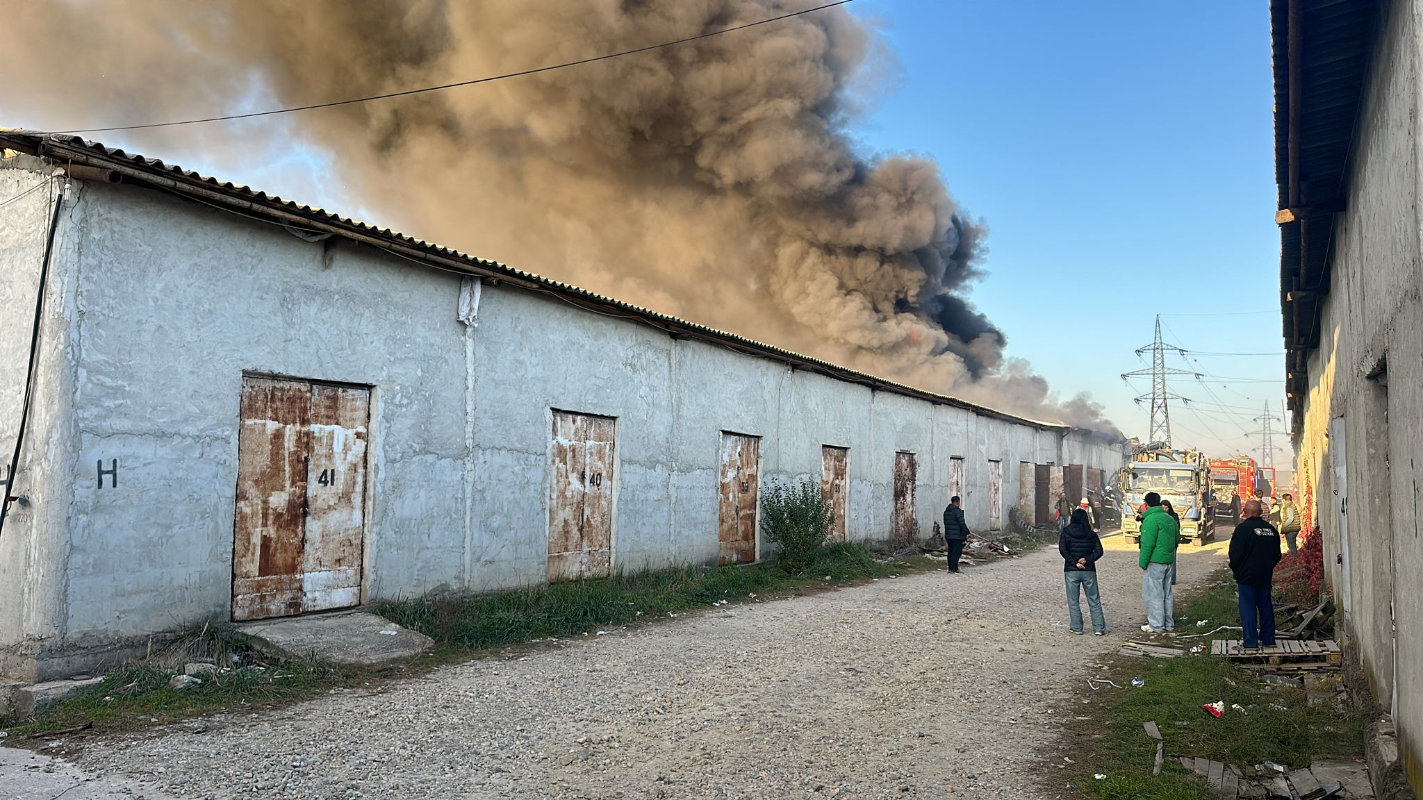 VIDEO | Flăcări şi fum gros, după ce un depozit din Voluntari a luat foc