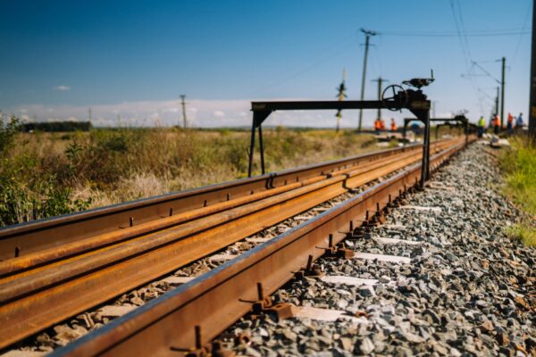 Calea ferată București-Predeal, retehnologizată de o firmă partener cu un SRL din Voluntari. Foto: Facebook/CFR Infrastructura