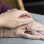 Bani şi diplome pentru persoanele de peste 100 de ani. Proiectul „Pachetul aniversar" se dezbate în Consiliul Local, în ședința din 12 decembrie. FOTO: Antena 3