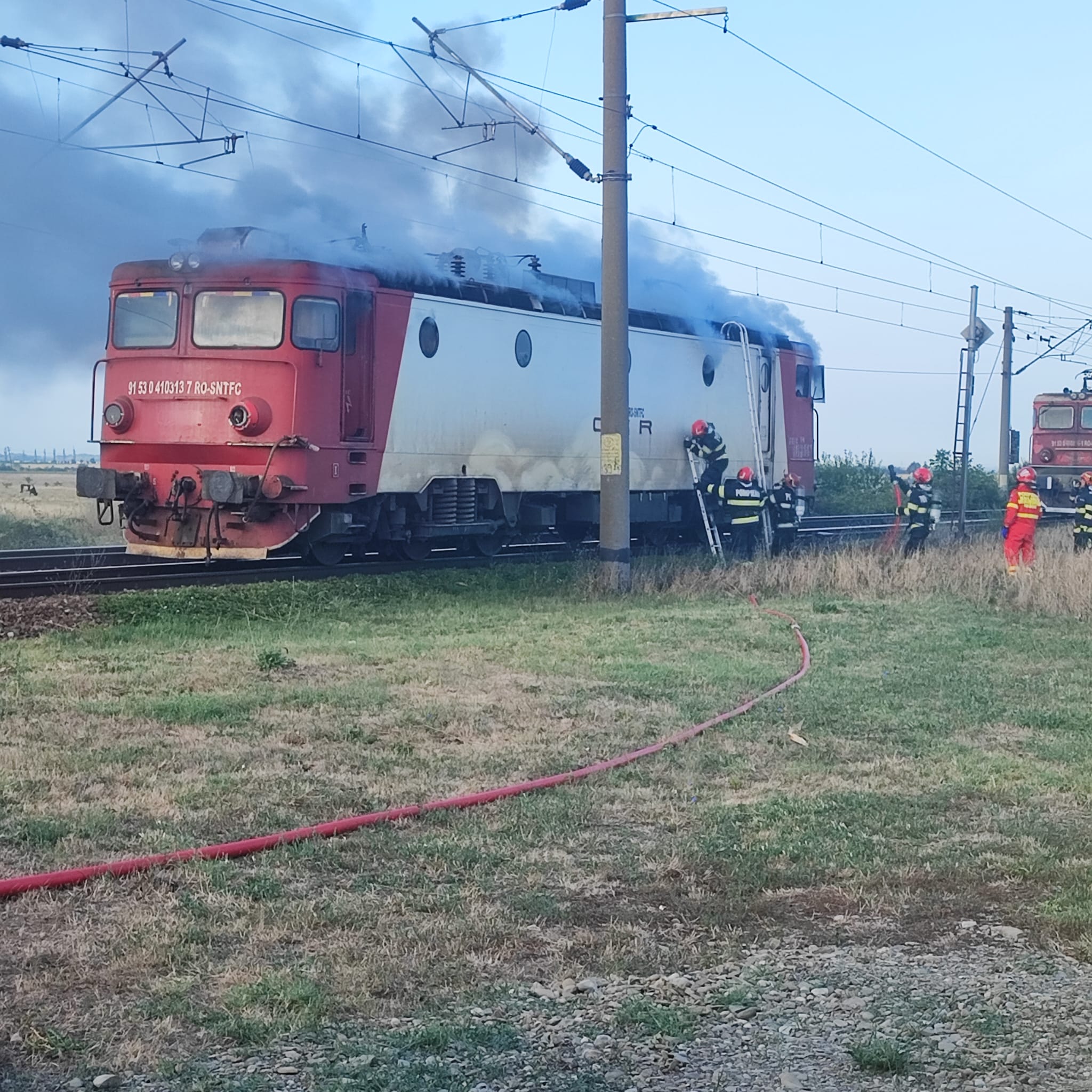 VIDEO | Incendiu la locomotiva unui tren pe ruta Buzău-Bucureşti Nord