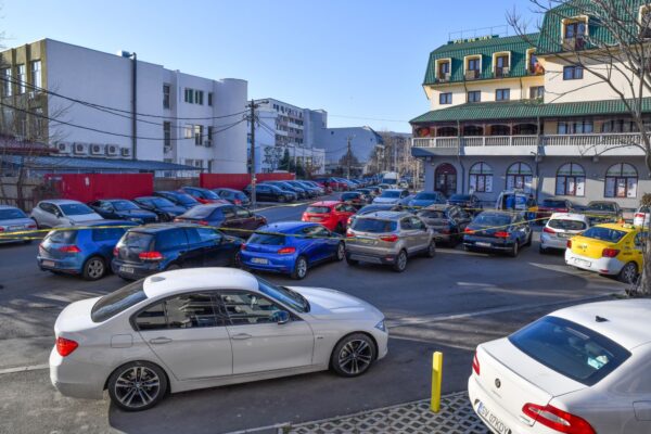 Maşini care îngreunează circulaţia în zona Economu Cezărescu. FOTO: FB / Primăria Sectorului 6