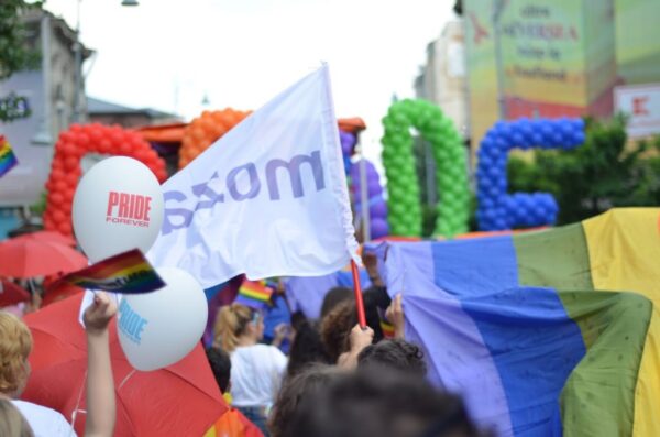 Asociaţia MozaiQ reclamă îndemnuri la distrugerea sediului din București