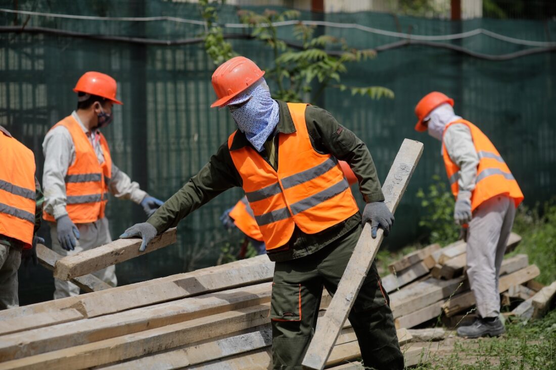 Care sunt riscurile la care se supun lucrătorii străini. Oportunități pentru abuzuri, supraveghere guvernamentală, controlul instituțional,