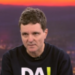Nicuşor Dan în „bluza de campanie”. FOTO: captură Digi24