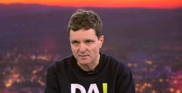 Nicuşor Dan în „bluza de campanie”. FOTO: captură Digi24