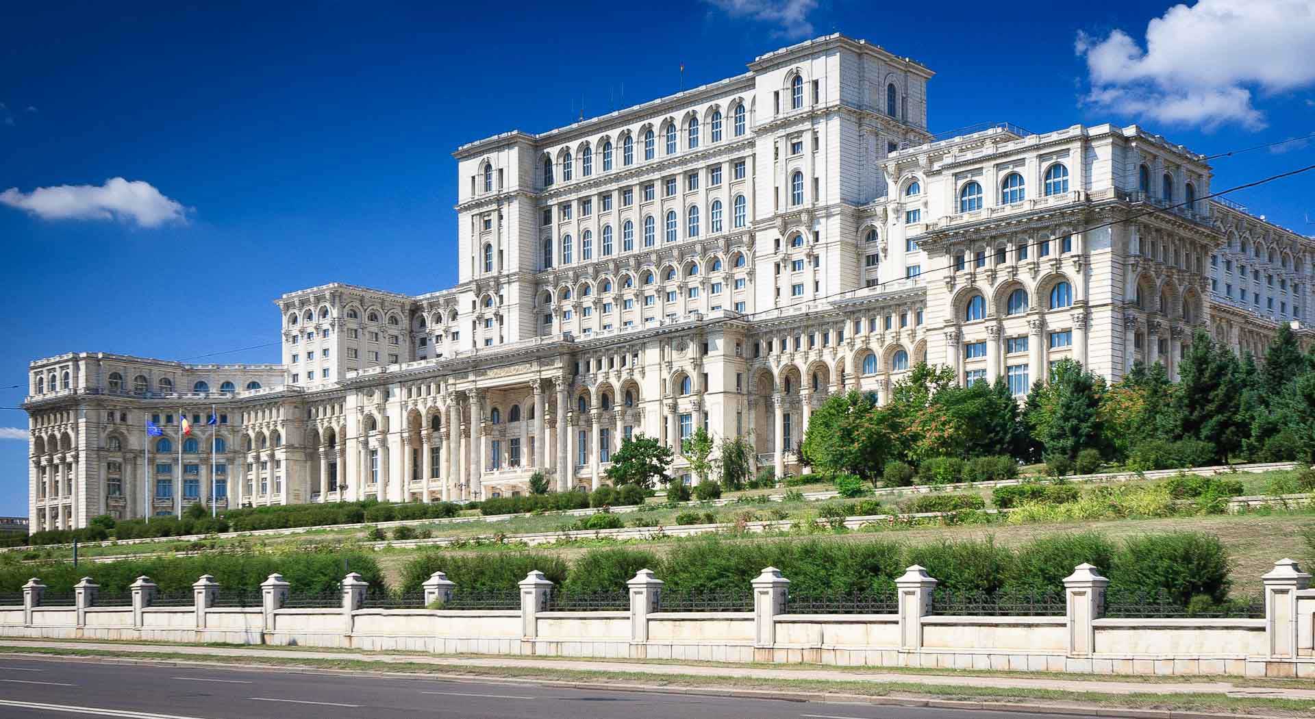 The Independent: Bucureşti, capitala europeană unde poți admira orașul de la balcon, iar berea este nesfârșită