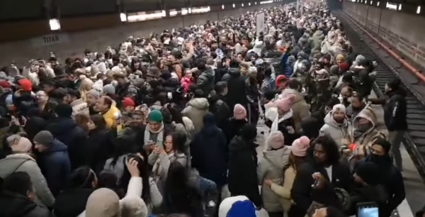 Imaginile virale ale nopţii dintre ani - nepalezi care se distrează la metrou. FOTO: Angelescu Dumitru
