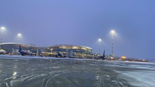 Traficul aerian, în condiţii de iarnă. FOTO: CNAB