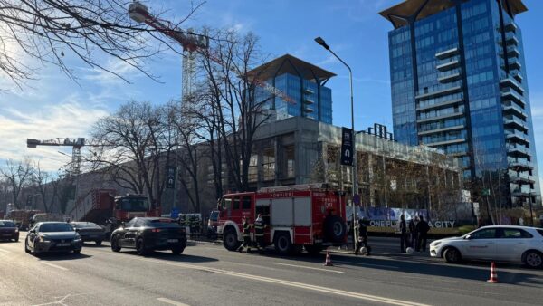 Placă de beton, prăbușită pe un șantier din București. Foto ISU
