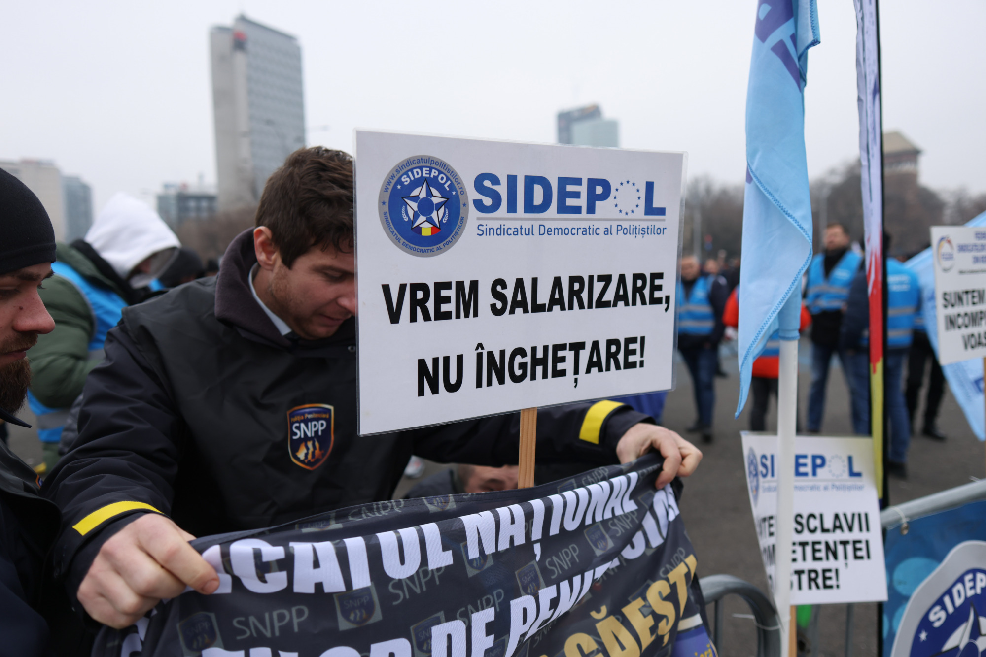 Poliţiştii din penitenciare au oprit lucrul şi protestează în faţa penitenciarului Rahova