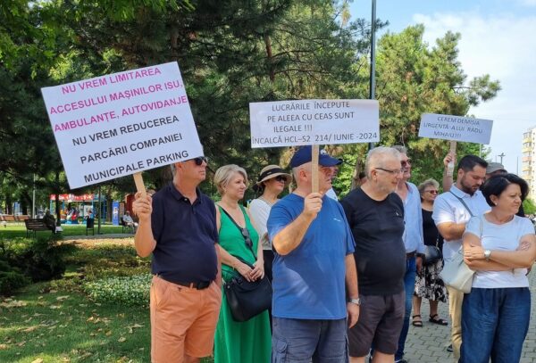 Protest al locatarilor blocurilor ALMO în fața Primăriei Sector 2. Foto: Ești din Sectoru 2