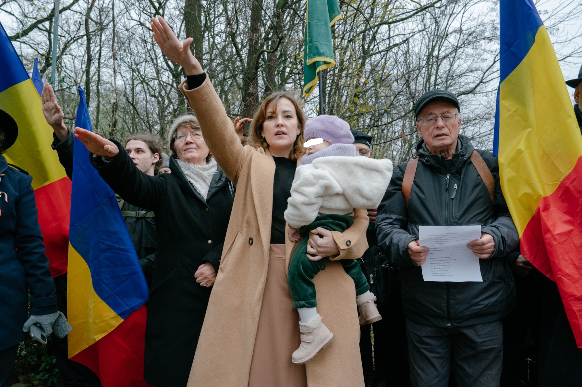 VIDEO | Percheziţii la extremiştii care au folosit salutul nazist la Tâncăbeşti şi la cei care au ameninţat ONG-işti şi jurnalişti