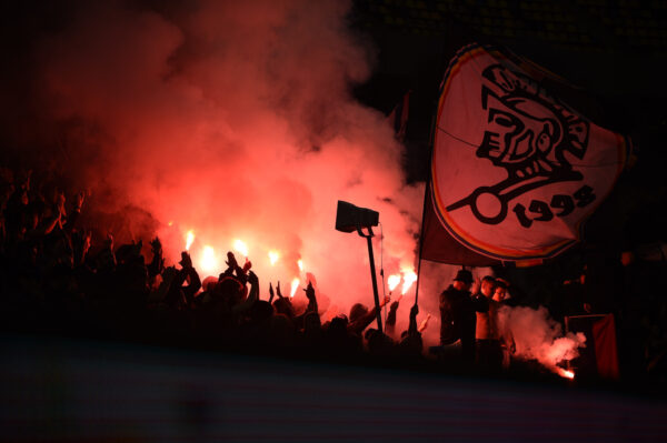 Torţe la meciul Dinamo - FCSB. FOTO: INQUAM / Vali Marin