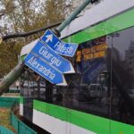 Stâlp căzut peste un tramvai nou, în București. Foto amator
