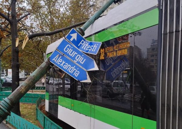 Stâlp căzut peste un tramvai nou, în București. Foto amator