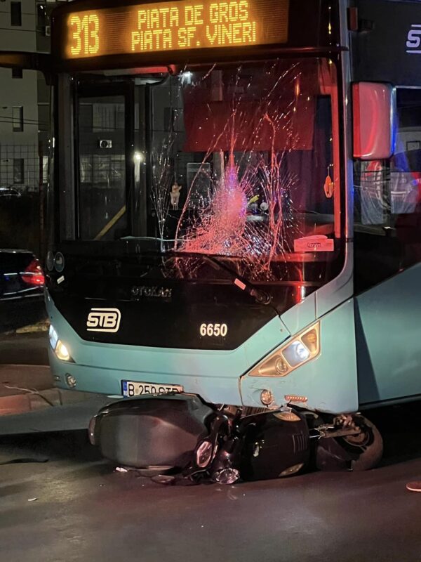 Scuterist lovit de autobuz. foto: Ciprian Husar
