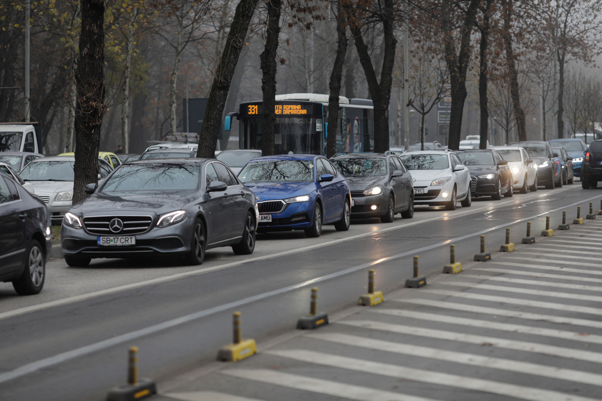 Traficul rutier din București se desfășoară lent, sub 14 km/h.