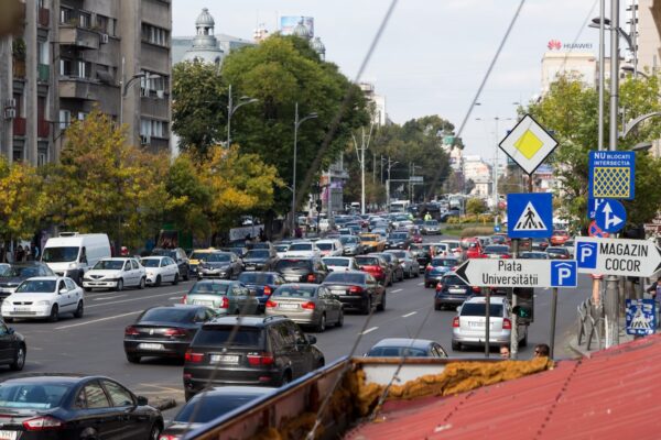 Traficul în Capitală, aproape paralizat odată cu începerea şcolii. Foto: Inquam Photos / Mircea Manole