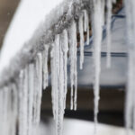 Femeie din Chiajna, moartă după ce a fost lovită de gheaţa desprinsă de pe bloc. FOTO: INQUAM / Alberto Groşescu